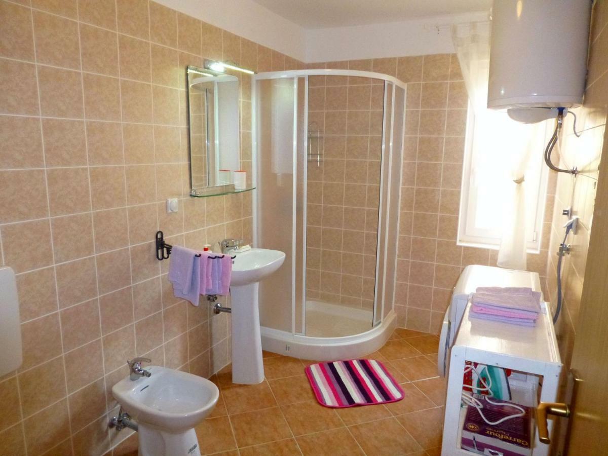 Apartments Kvesic Šilo Екстериор снимка